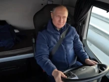 Кремъл публикува видео, на което Путин кара КамАЗ