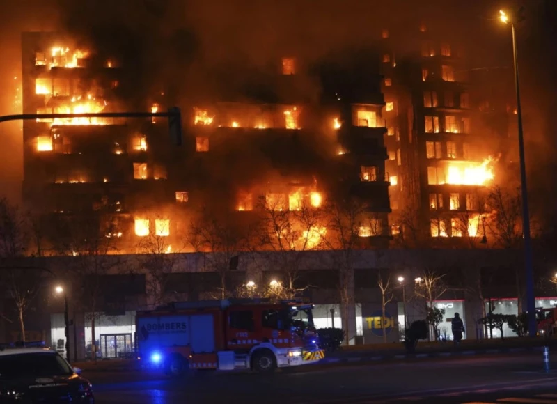 Най-малко 13 души са ранени при пожар в жилищна сграда във Валенсия