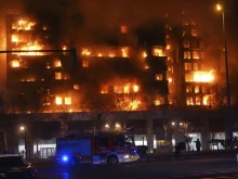 Най-малко 13 души са ранени при пожар в жилищна сграда във Валенсия
