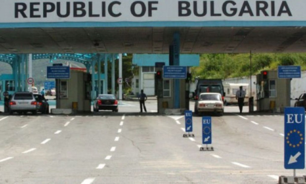 Интензивен е трафикът по някои гранични пунктове  съобщиха от МВР Границата с Румъния  Трафикът е интензивен на ГКПП  Русе