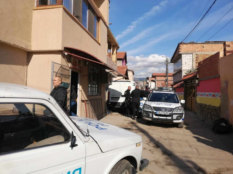 Неизвестни разбиха барака с незаконен ток в Градец