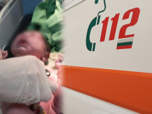 Нетърпеливо бебе се роди в линейка на метри от болницата в Бургас