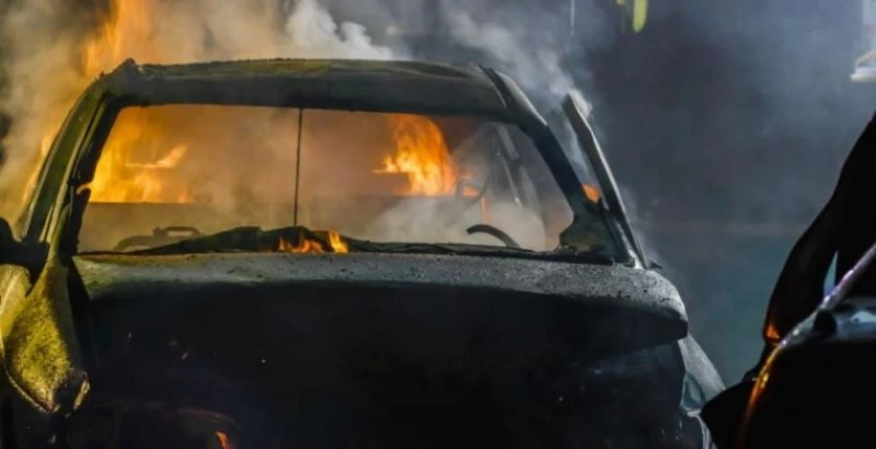 Кола се заби в дувар в русенско село, изгоря до основи