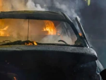 Кола се заби в дувар в русенско село, изгоря до основи