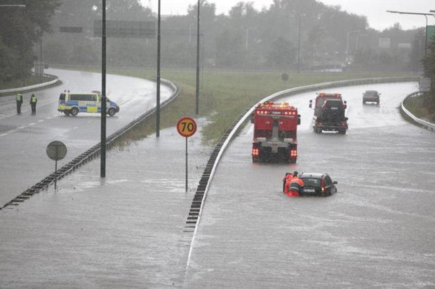 Силна буря, придружена с дъжд, удари Скандинавия, причинявайки наводнения в