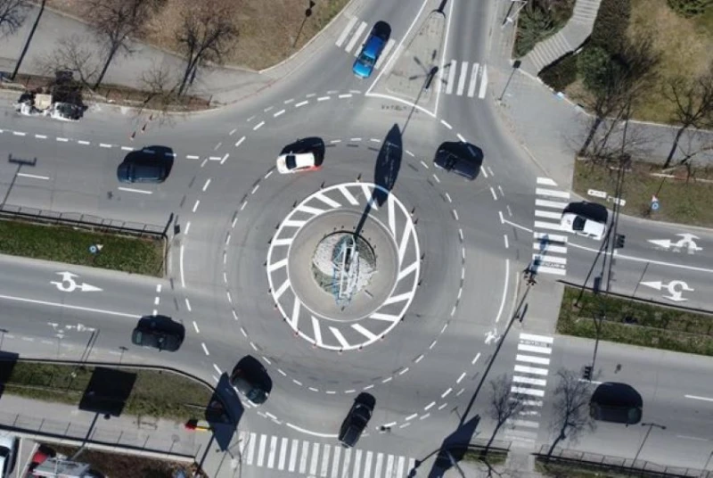 Абсурдно кръгово кръстовище в Шумен озадачи народа