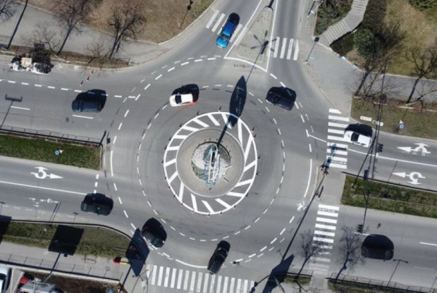 Абсурдно кръгово кръстовище в Шумен стана сензация в социалните мрежи