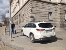 Автомобил на Румен Гечев пречи на пешеходци в София
