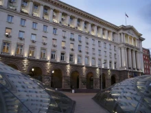 Осветяват сградата на Министерския съвет в цветовете на украинския флаг