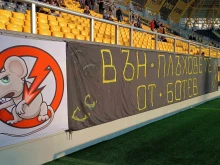 Какво се случва в Ботев? Три фракции с крансоречив плакат на Трибуна Изток