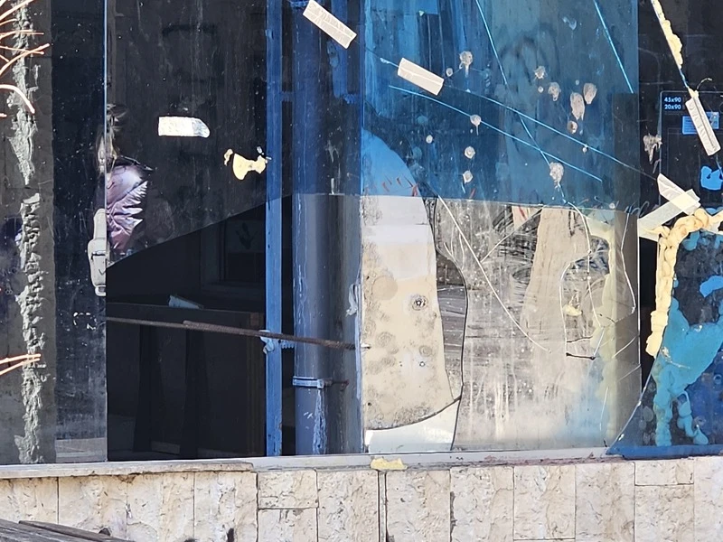Стъклената витрина на бившия боулинг център в Благоевград е опасна, сигнализира гражданин