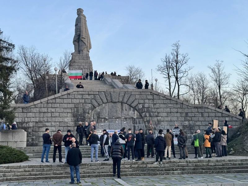 Граждани поискаха демонтаж на Альоша, бяха посрещнати от контрапротестиращи