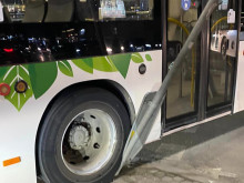 Автобус на градския транспорт в София прегази пътен знак