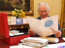 Чарлз III се наслаждава на хумористчни картички в знак на подкрепа, докато се лекува от рак