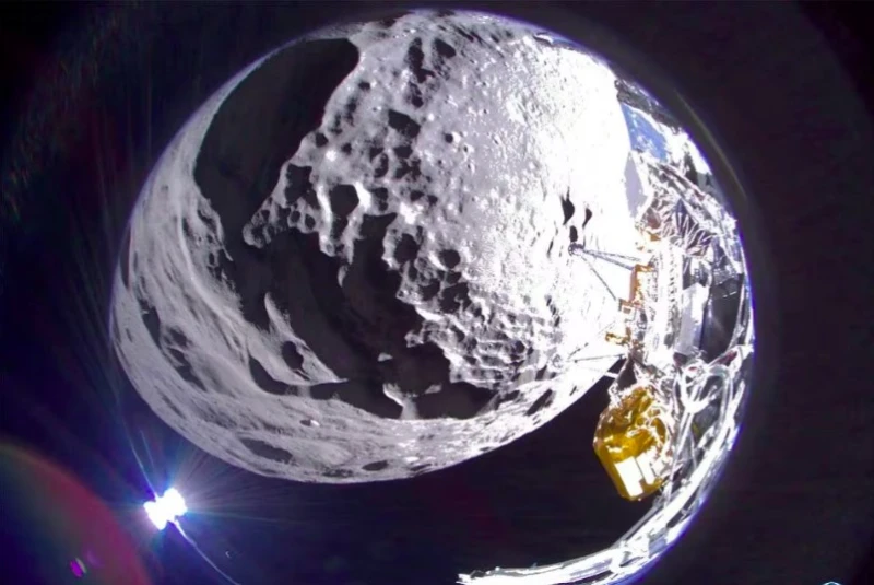 Лунният спускаем апарат "Одисей" се наклони настрани на лунната повърхност