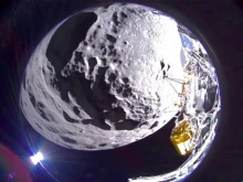 Лунният спускаем апарат "Одисей" се наклони настрани на лунната повърхност