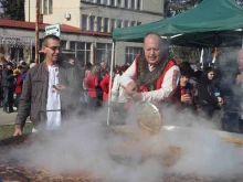 Над 4000 души посетиха деветия фолклорен празник на греяната ракия и зелевата чорба в Бабово