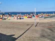 Плажът в Бургас се напълни с повече хора, отколкото през лятото