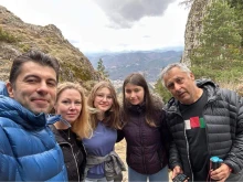 След тежката политическа седмица: Кирил Петков отмаря в Родопите със семейството си