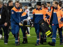 Играч на Бордо беше поставен в изкуствена кома след тежък сблъсък по време на мач