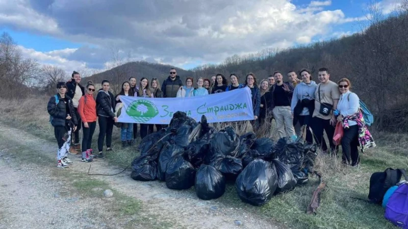 Студенти от Бургас чистиха в Странджа боклуците след нелегалните мигранти