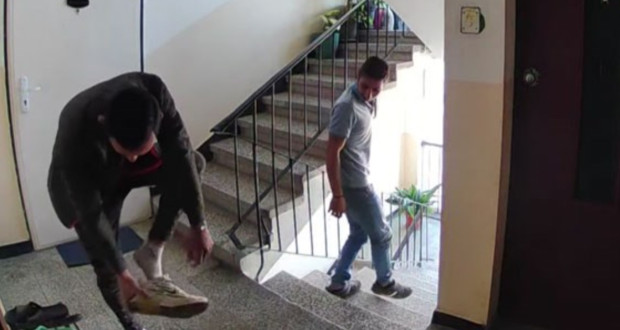</TD
>Русенец показа двама мъже, които обикалят по етажите във вход