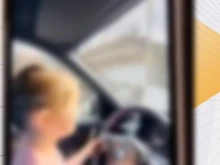 Абсурд зад волана: Момиченце шофира под надзора на баща си