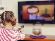 Проучване: 63% от децата до 2 години всеки ден гледат филмчета на телефона