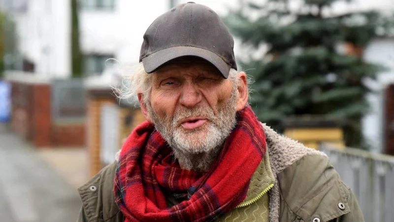 Рови из кофите за боклук и живее като клошар, а всъщност е милионер с 10 имота