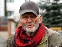 Рови из кофите за боклук и живее като клошар, а всъщност е милионер с 10 имота