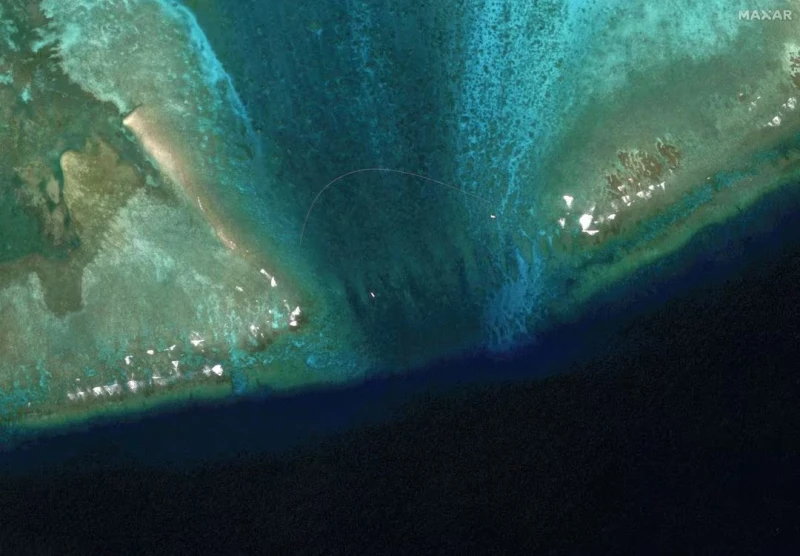 Сателитни изображения разкриват плаваща китайска бариера в устието на спорен атол в Южнокитайско море