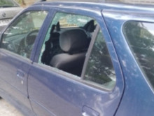 Счупиха стъкло на кола в ж.к. "Чародейка" в Русе, откраднаха кафе и захар