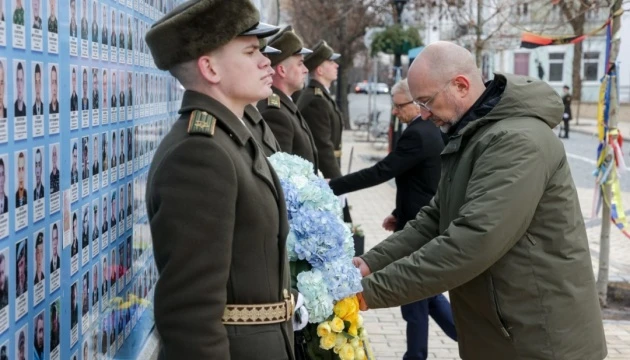 Денков и Шмихал почетоха паметта на загиналите украински войници