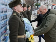 Денков и Шмихал почетоха паметта на загиналите украински войници
