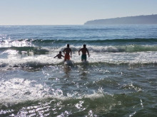 Морски сърца: Вижте какво направиха младежи на плажа във Варна