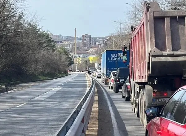 Камион помете кола във Велико Търново