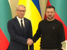 Денков подари меч на Зеленски