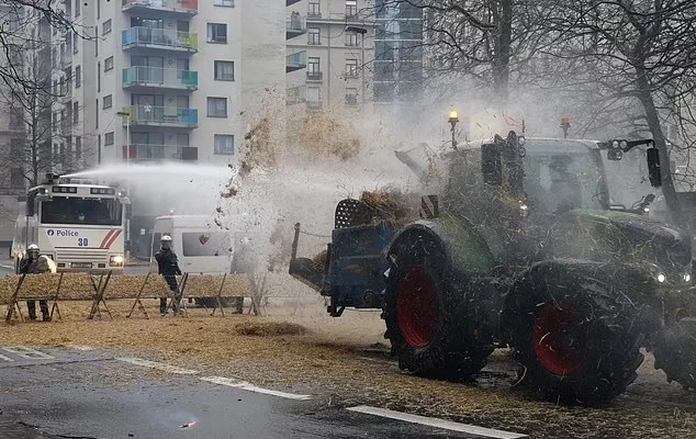 В Брюксел разгониха протестиращи фермери с водни оръдия