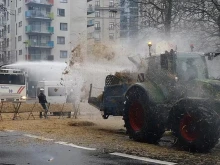 В Брюксел разгониха протестиращи фермери с водни оръдия