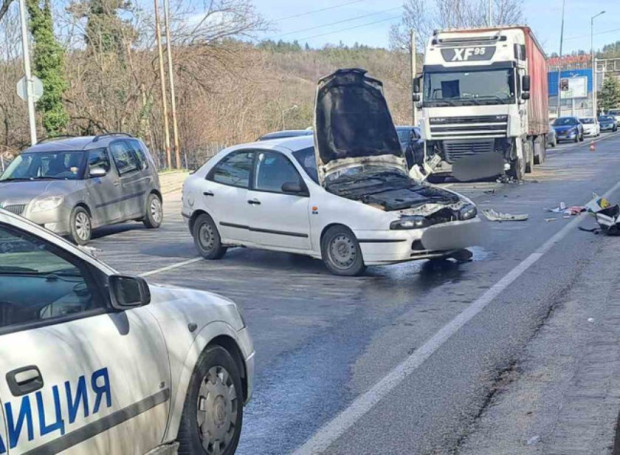Катастрофа между лек и товарен автомобил на пътя София Варна  Произшествието е
