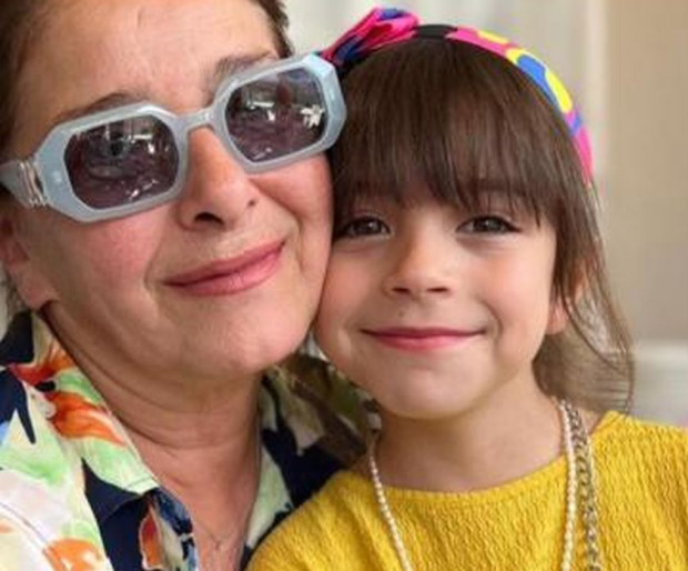 Очарователната внучка на Катерина Евро прави СПА процедури на своята