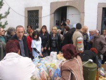 Райна Петрова и Зоя Георгиева дариха хранителни продукти на Димитровден
