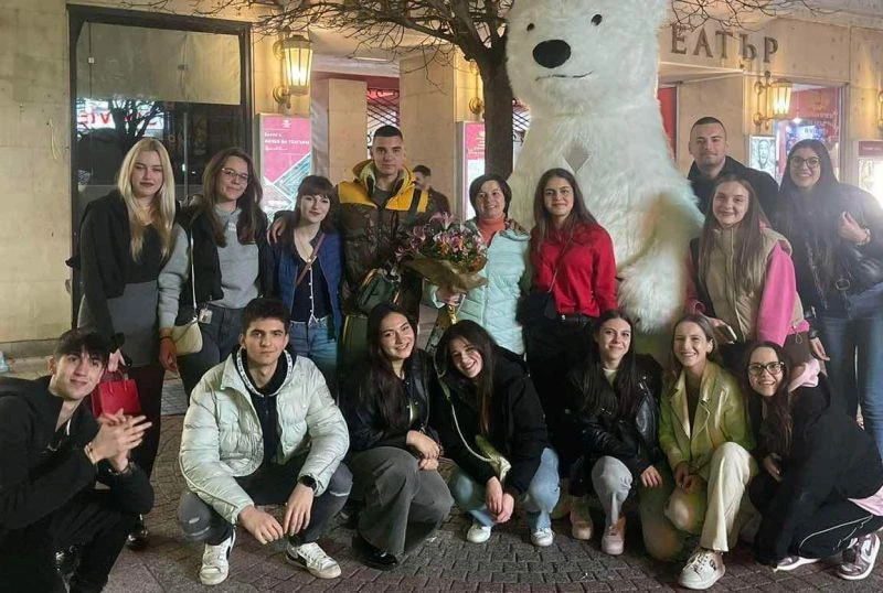 На Главната: Ученици поканиха любимата си госпожа на бала