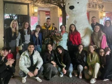 На Главната: Ученици поканиха любимата си госпожа на бала