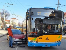 Катастрофа между тролей и лек автомобил в София