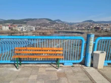 Поставят нови пейки по моста в Кърджали
