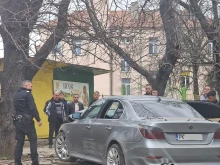 Мощна кола катастрофира пред входа на кюстендилска гимназия