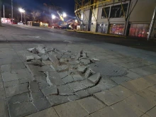 Тежката техника на стадион "Христо Ботев" направи на сол здравия тротоар