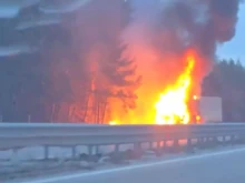 Камион се обърна и пламна на АМ "Тракия" в посока София