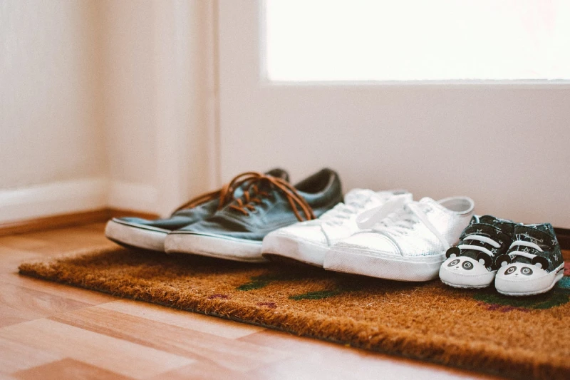 Трябва ли да събуваме обувките си, когато сме на гости?